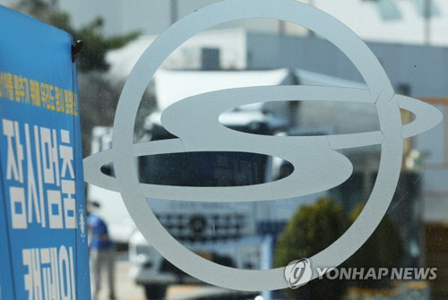 에디슨모터스의 쌍용차 인수가 무산된 28일 오후 경기도 평택시 쌍용자동차 평택공장 정문 모습. <연합뉴스>